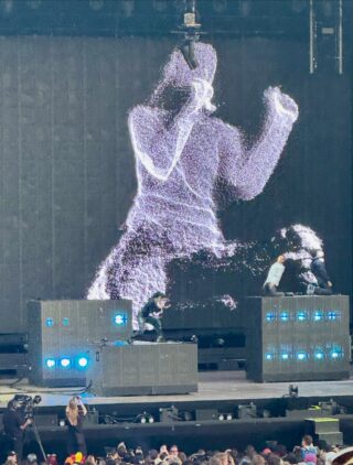 Lorde is very cool. And not scared of heights. 

@lorde @paleofestival #Switzerland #womenmakingmusic #womenartists